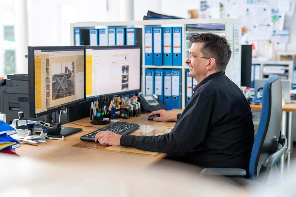Mitarbeiter der Baugeschäft H & M GmbH nutzt die Desktop Version der 123erfasst Software im Büro