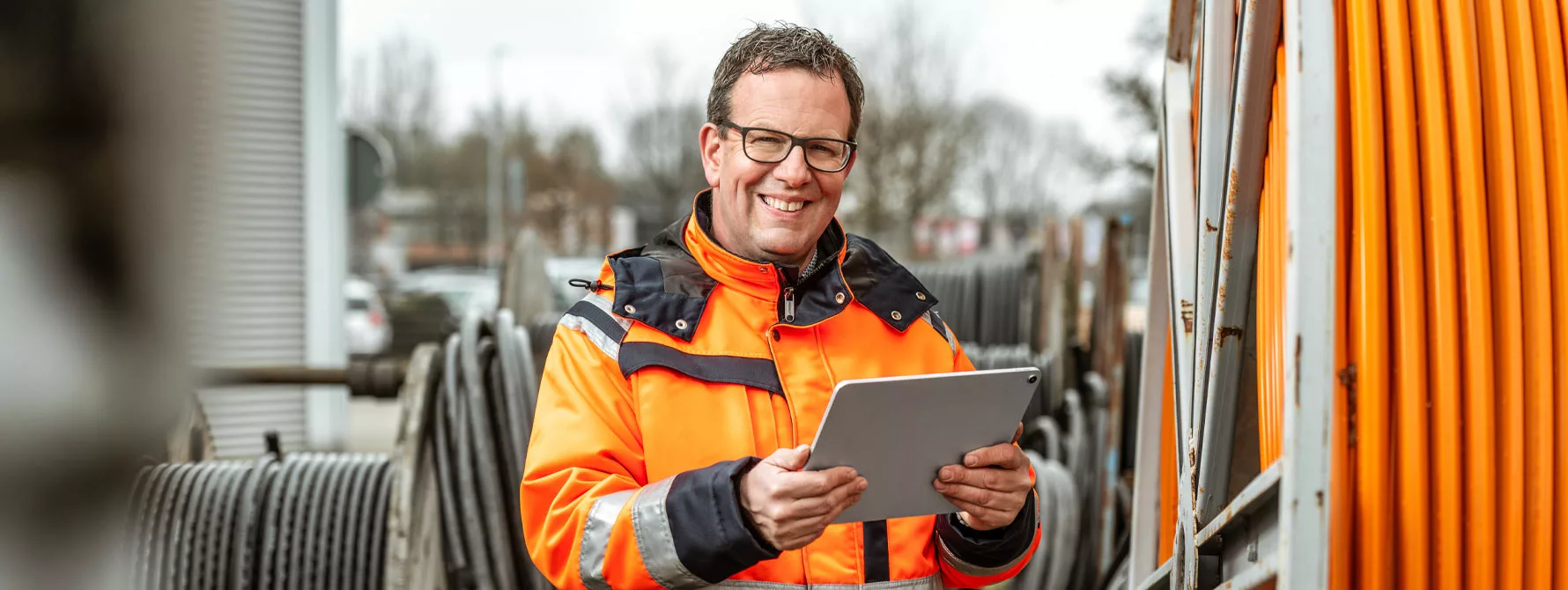 Diplom Ingenieur Thomas Gröne von der Emil Tepe GmbH mit einem Tablet in den Händen