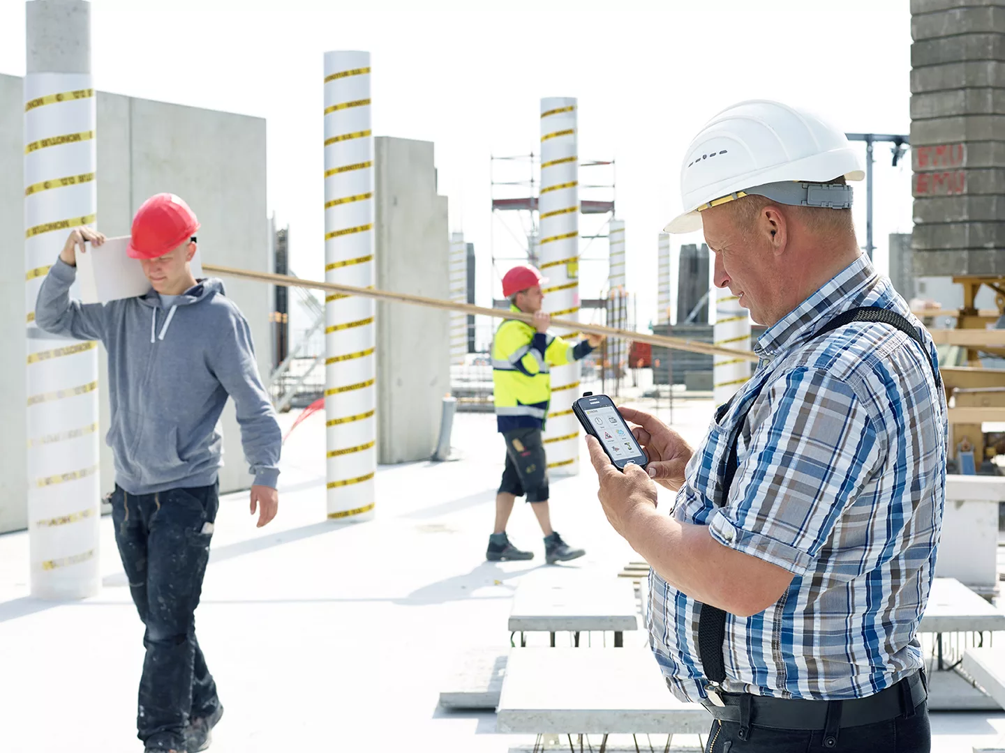Mitarbeiter der Tell Bau GmbH mit der 123erfasst App