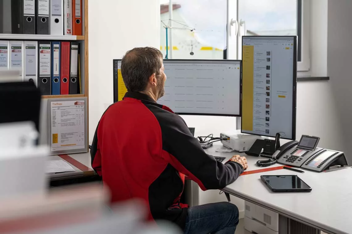 Mitarbeiter der Amberg Bau GmbH nutzt die Desktop Version der 123erfasst Software im Büro